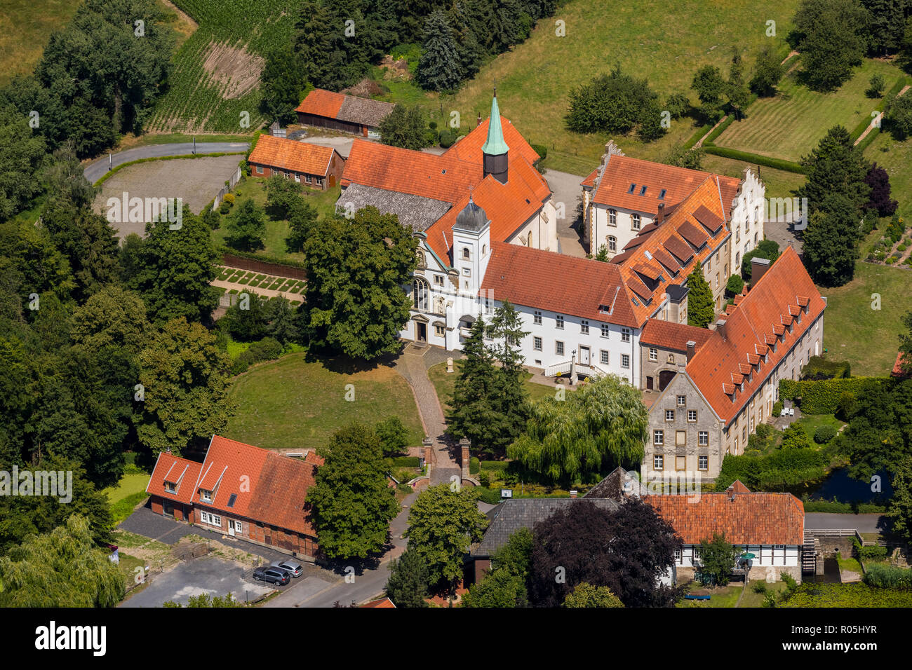 Luftbild, Kloster Vinnenberg - Ort geistlicher Erfahrungen, Landgasthof - Hotel zum Kühlen Grunde, Bever, Staatswald Vinnenberger Busch, Warendorf, Münsterl Stockfoto