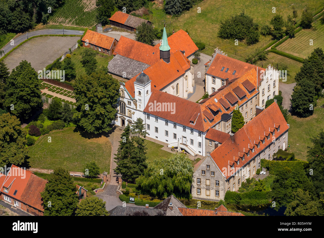 Luftbild, Kloster Vinnenberg - Ort geistlicher Erfahrungen, Landgasthof - Hotel zum Kühlen Grunde, Bever, Staatswald Vinnenberger Busch, Warendorf, Münsterl Stockfoto