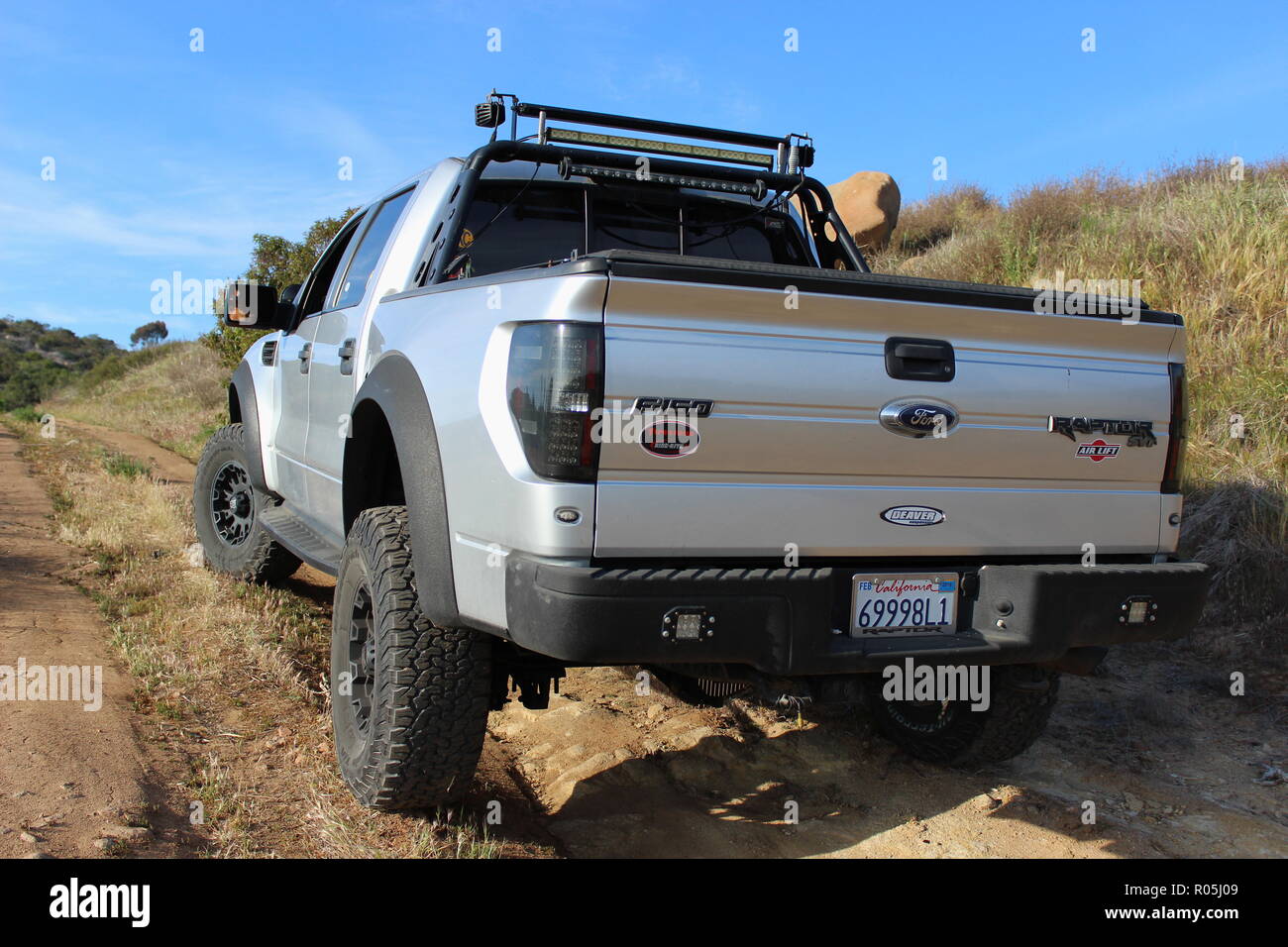 Silber und Schwarz angepasste Ford F150 Raptor SVT Klettern Die Hügel auf unbefestigte Straße Stockfoto