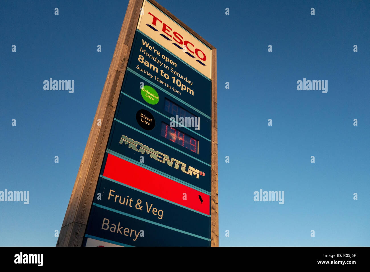 Tesco Supermarkt Benzinpreise auf Tesco Kraftstoff Zeichen Stockfoto