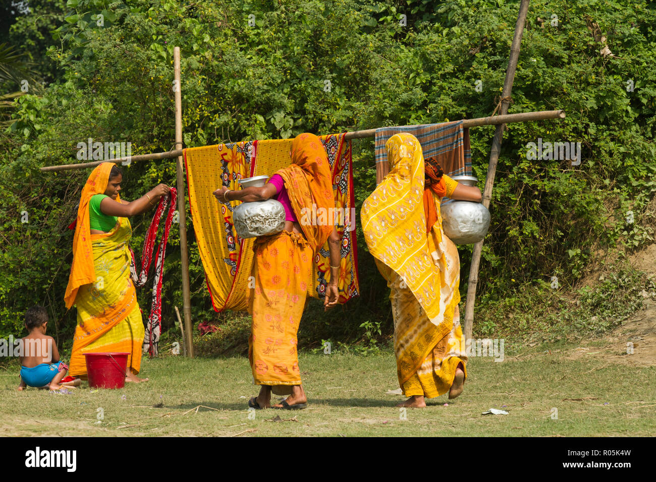 Frauen tragen Krug mit Wasser bei Sahapur. Sonargaon, Narayanganj, Bangladesch. Stockfoto