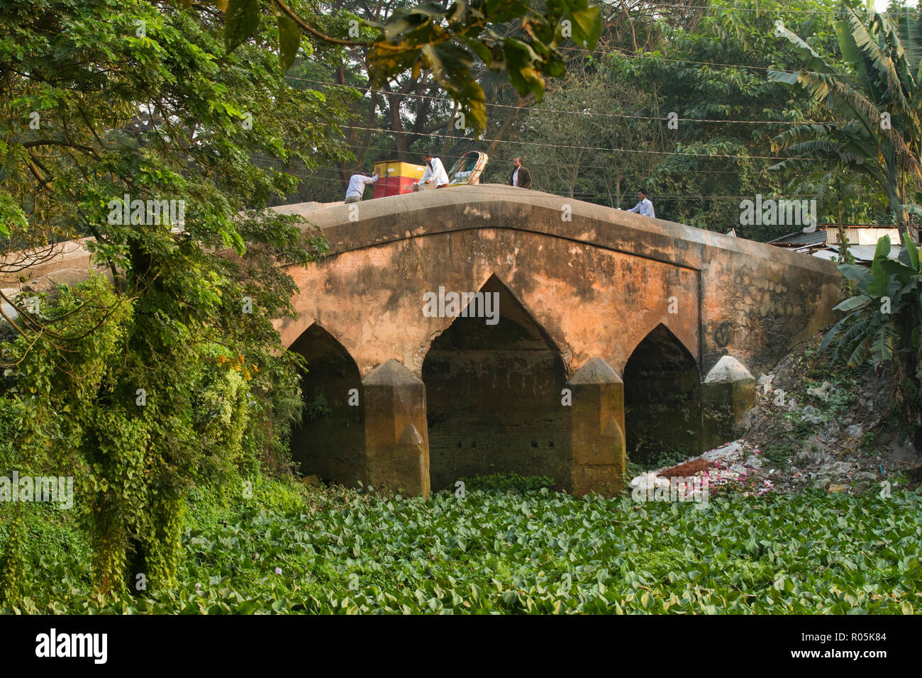 Pre-mughal Struktur namens Dulalpur Brücke an Sonargaon. Narayanganj, Bangladesch. Stockfoto