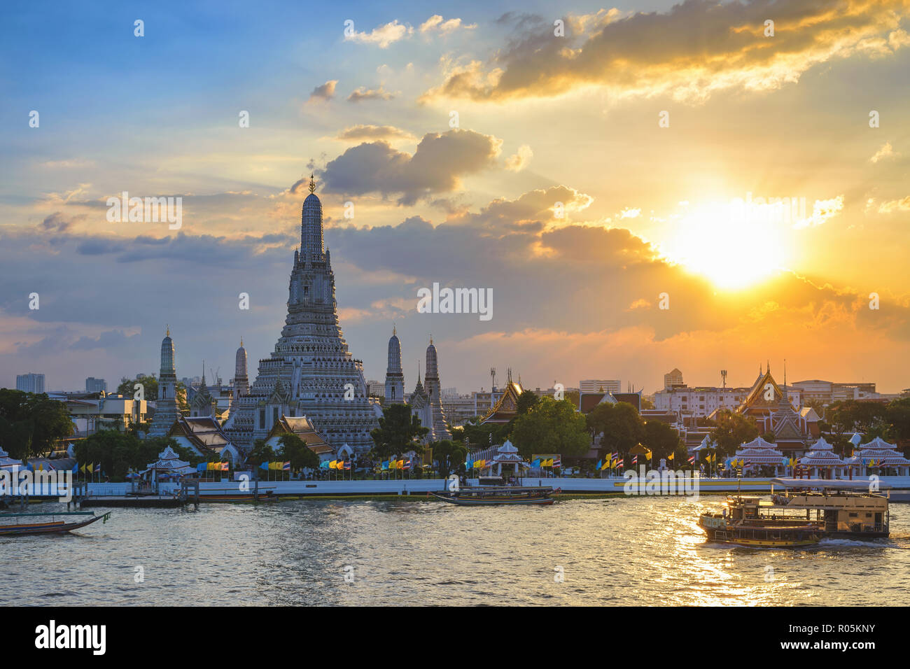 Bangkok Thailand, Sunset City Skyline am Wat Arun Tempel und den Fluss Chao Phraya Stockfoto