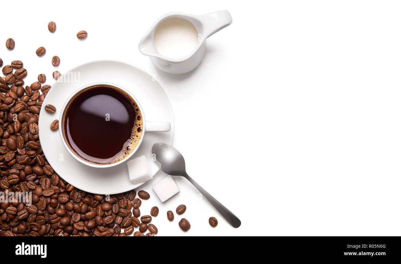 Geröstete Kaffeebohnen und Tasse Kaffee schwarz auf weißem Hintergrund Stockfoto
