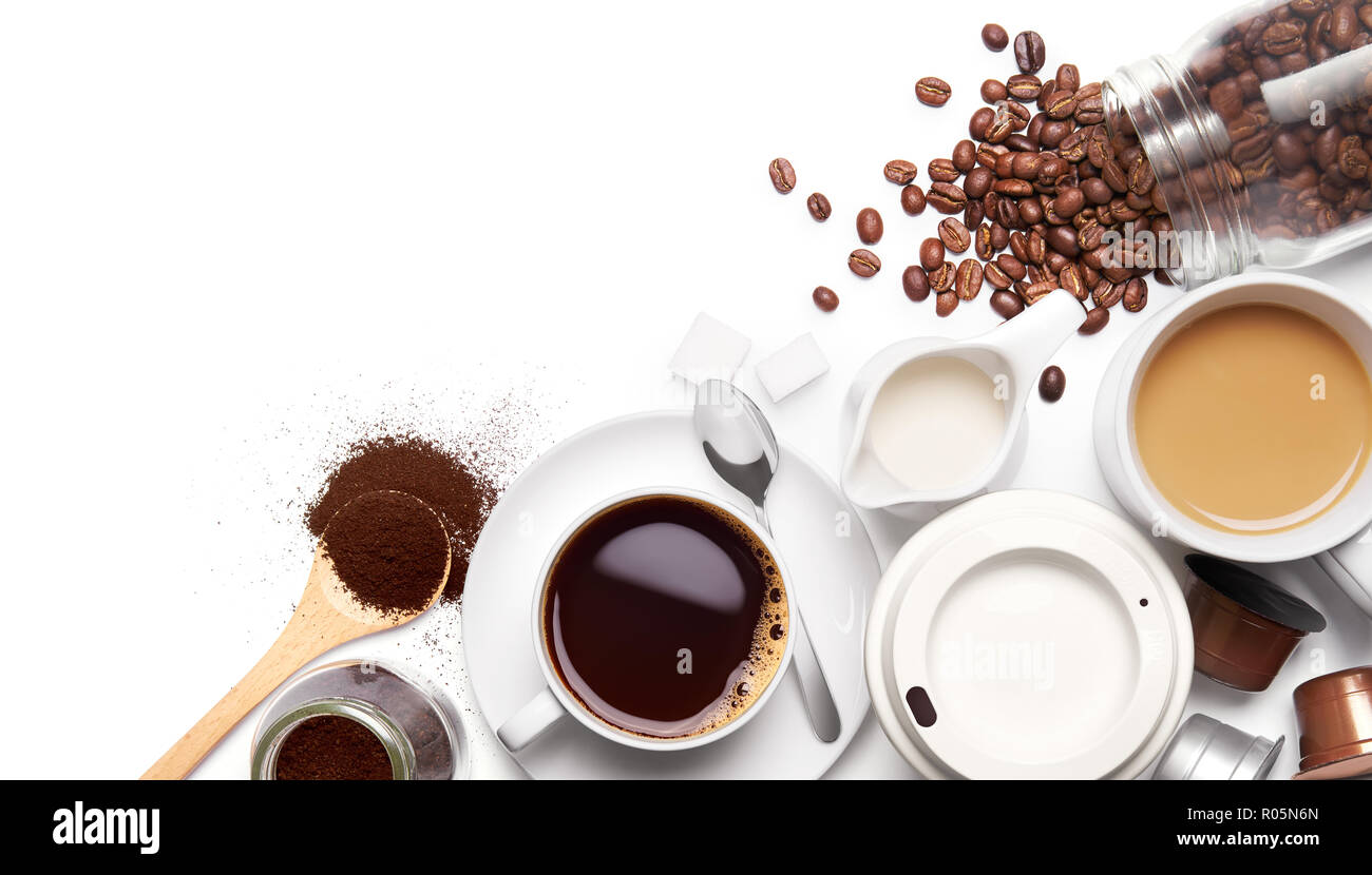 Verschiedene Arten von Kaffee und Zutaten auf weißem Hintergrund Stockfoto