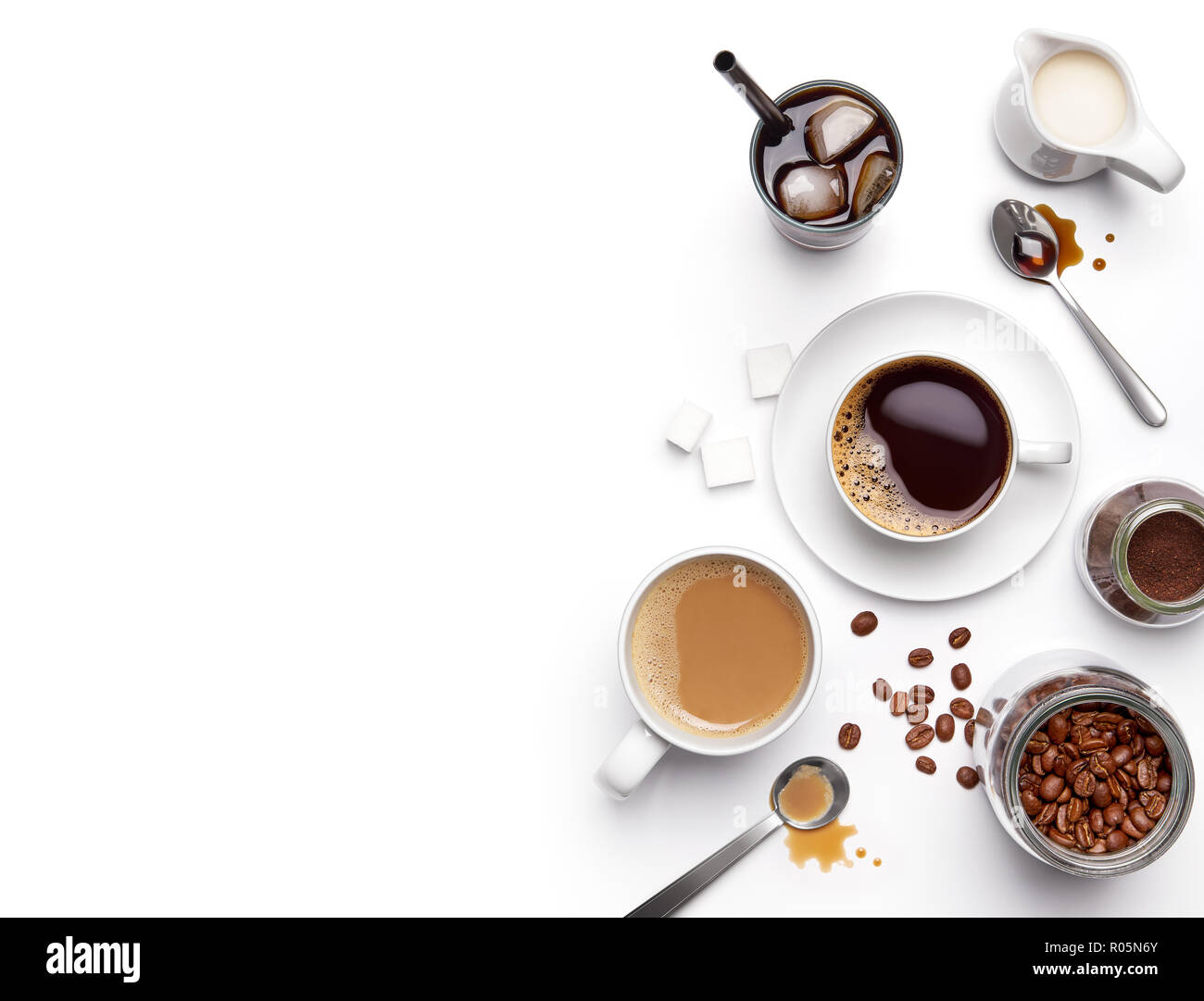 Verschiedene Arten von Kaffee und Zutaten auf weißem Hintergrund mit Kopie Raum Stockfoto