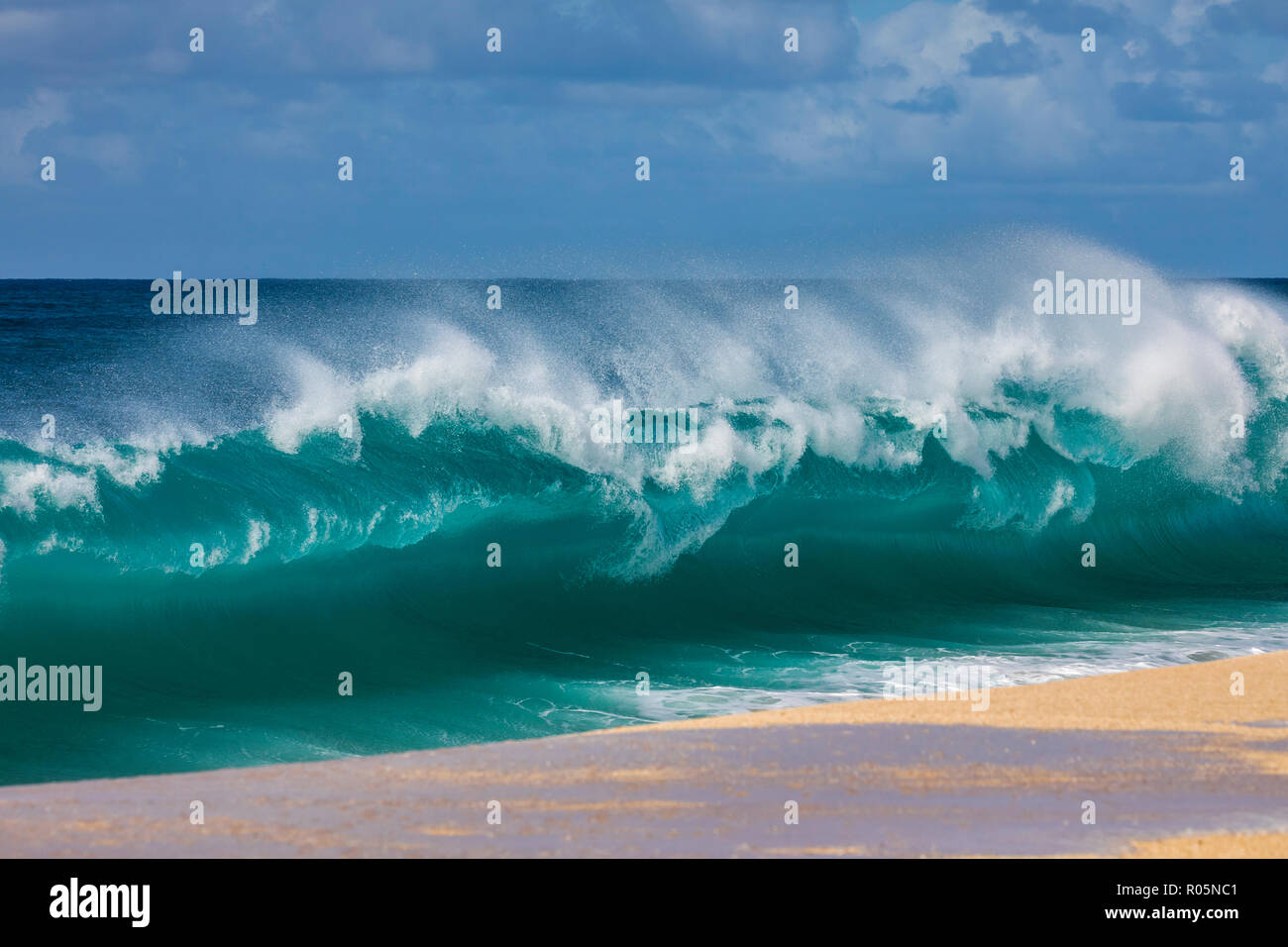 Eine große brechen Shorebreak wave in Ölüdeniz auf dem North Shore. Stockfoto