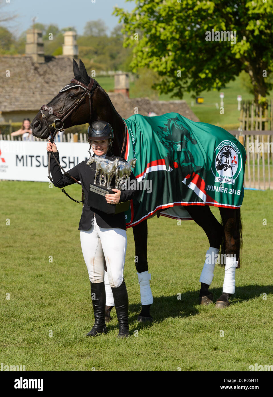 Jonelle Preis und klassischen MOET mit der Mitsubishi Motors Badminton Horse Trials Trophäe, Mitsubishi Motors Badminton Horse Trials, Gloucestershire, 2018 Stockfoto