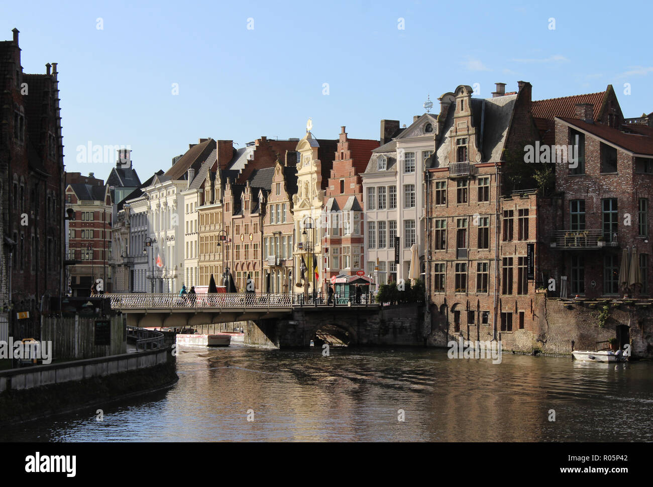GENT, Belgien: 17. JANUAR 2018: Winter Blick des Flusses Leie und historischen Gebäuden auf der Korenlei im Zentrum von Gent. Gent hat eine historische Stadt c Stockfoto