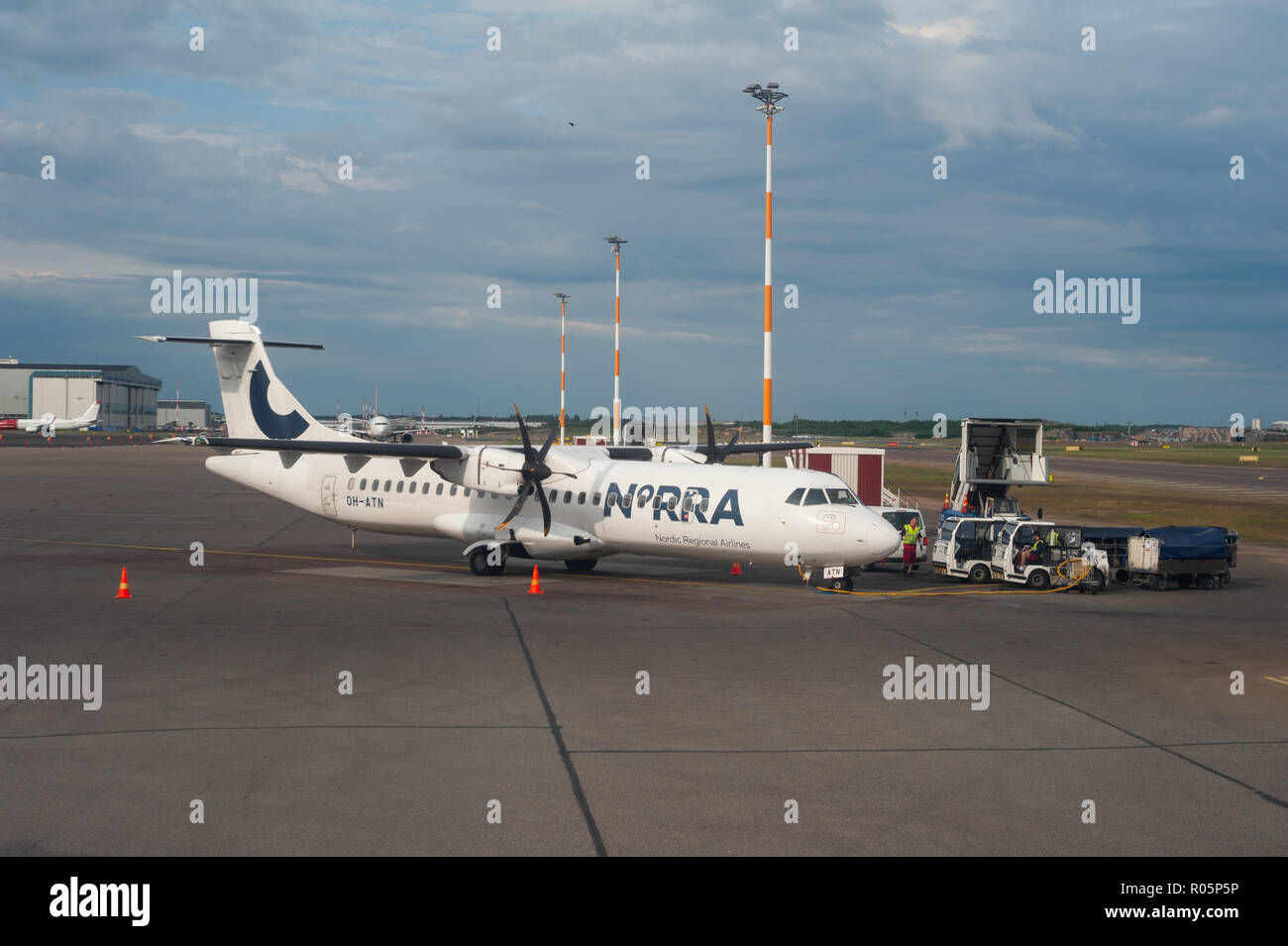 04.06.2018 - Helsinki, Finnland, Europa - ein Norra ATR-72 Passagierflugzeug ist in einer entfernten Position am Flughafen Helsinki Vantaa geparkt. Stockfoto