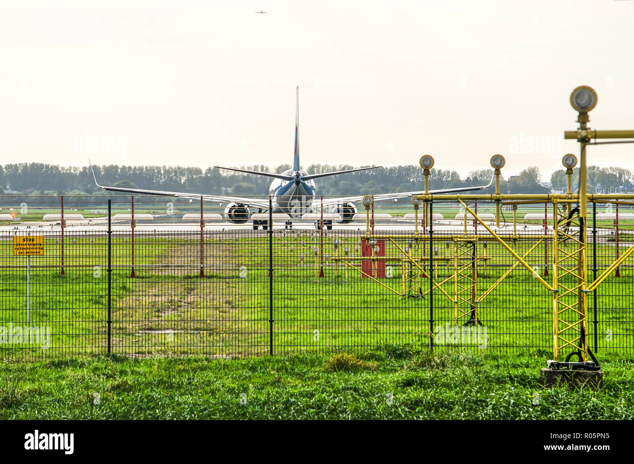 Rotterdam, Niederlande, 20. Oktober 2018: Flugzeug zu Beginn der Start- und Landebahn am Flughafen Rotterdam Den Haag Warten, Warten auf Genehmigung t Stockfoto