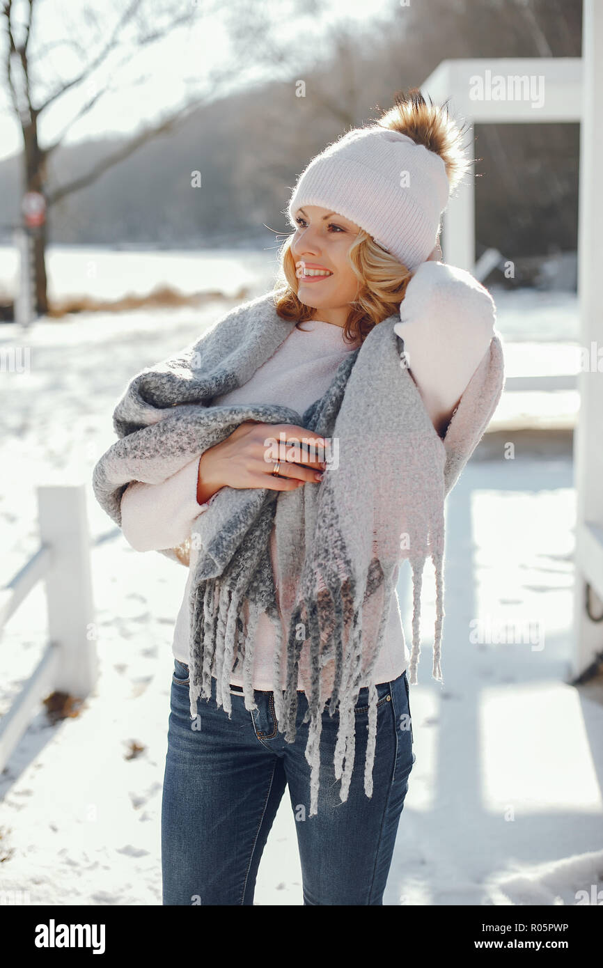 Junge blonde Frau in einem Winter Park Stockfoto