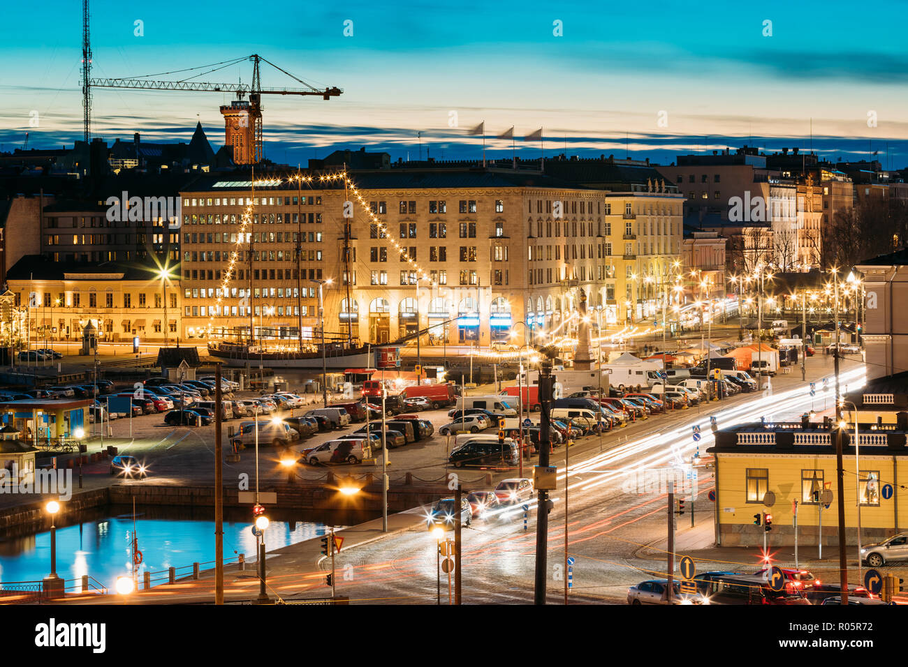 Helsinki, Finnland. Abend Nacht Blick auf Marktplatz und Verkehr auf Pohjoisesplanadi Straße. Stockfoto