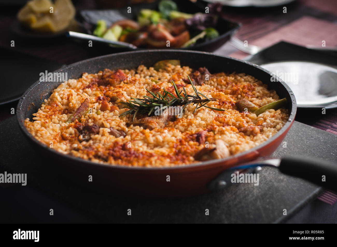 Eine kleine Pfanne mit Paella Valenciana, zu Hause Stockfoto