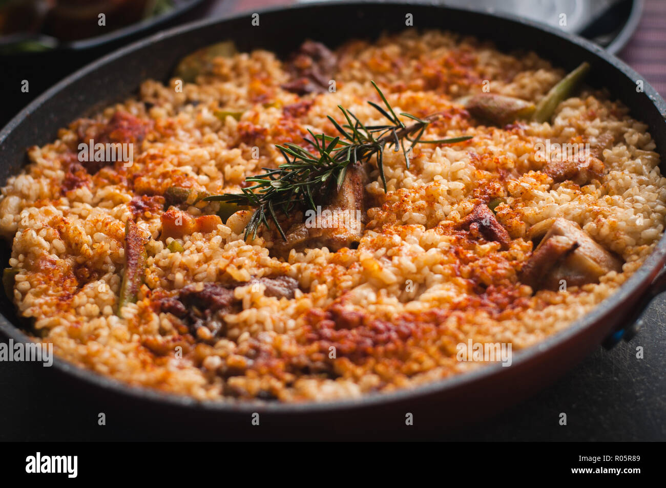 Eine kleine Pfanne mit Paella Valenciana, zu Hause Stockfoto