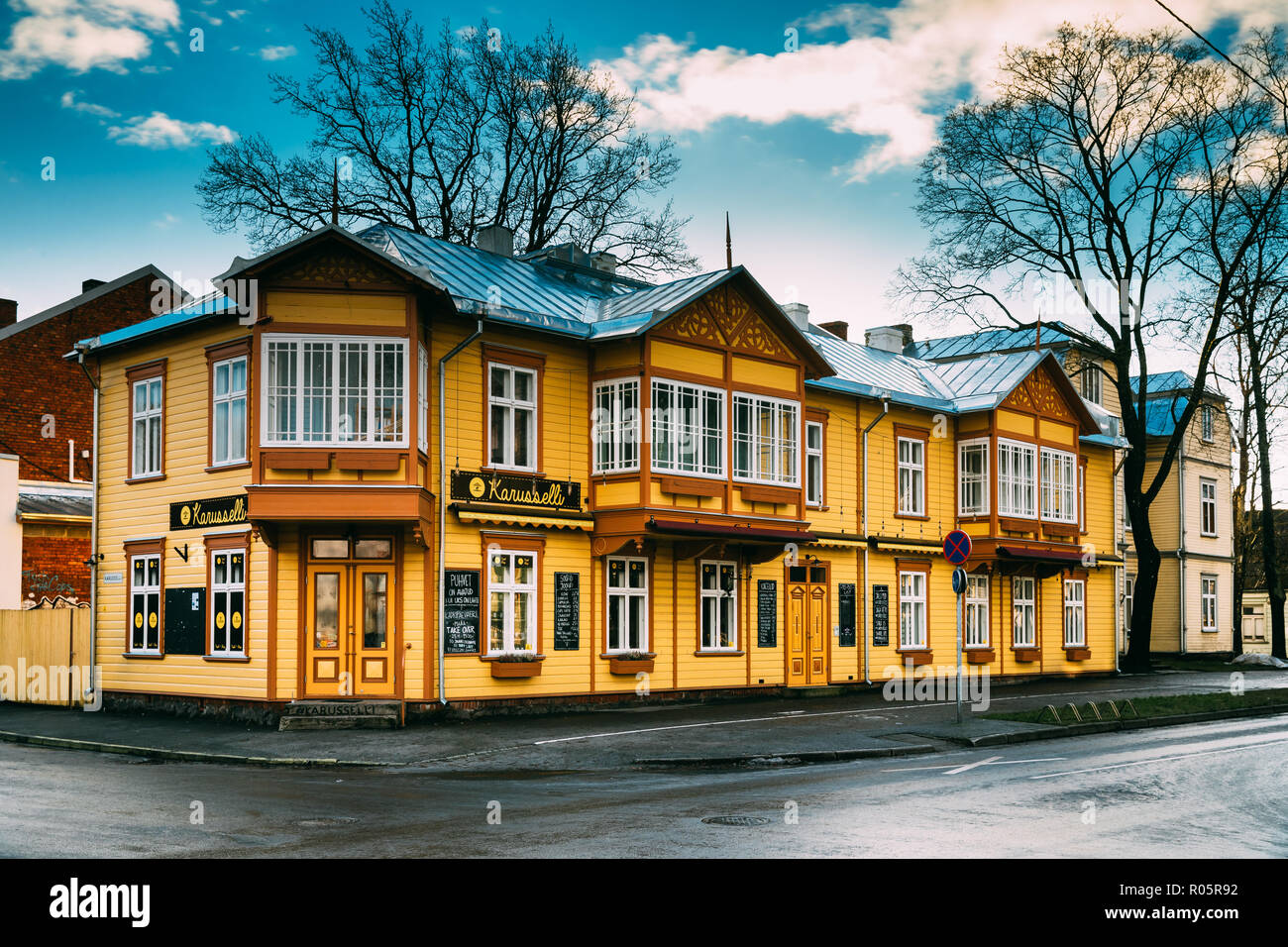 Pärnu, Estland. Blick auf alte, zweistöckige Haus mit Café auf Karusselli Straße Stockfoto