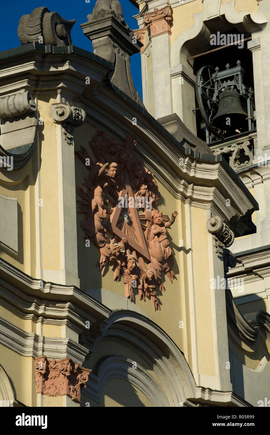 Italien, Crema, Holy Trinity Church, Via XX Settembre im barocken Stil, der Glockenturm der Erlöser-Statue. Stockfoto