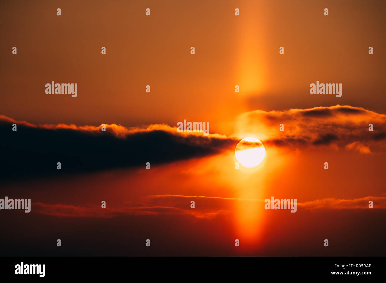 Natürliche sonnigen Licht Säule im Winter Sonnenuntergang. Atmosphärische optische Phänomen in Form einer vertikalen Band des Lichts, das erscheint Über zu verlängern und Stockfoto