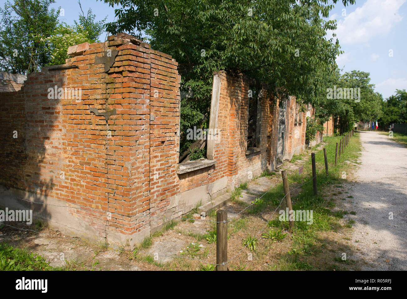 Italien, Emilia Romagna, Kz Fossoli bei Carpi (Modena), für die Destinationen auf Auschwitz, Dachau, Buchenwald, Flossenburg Vernichtungslager verwendet. Er wird verwendet, um eine Polizei und die Deutsche transsexuelle der SS. 5.000 politischen und rassischen Häftlingen aus Fossoli weitergegeben. Stockfoto