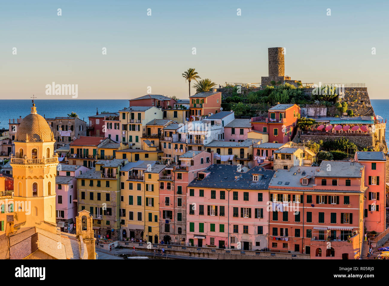 Detail der bunten historischen Zentrum von Vernazza bei Sonnenuntergang, Cinque Terre, Ligurien, Italien Stockfoto