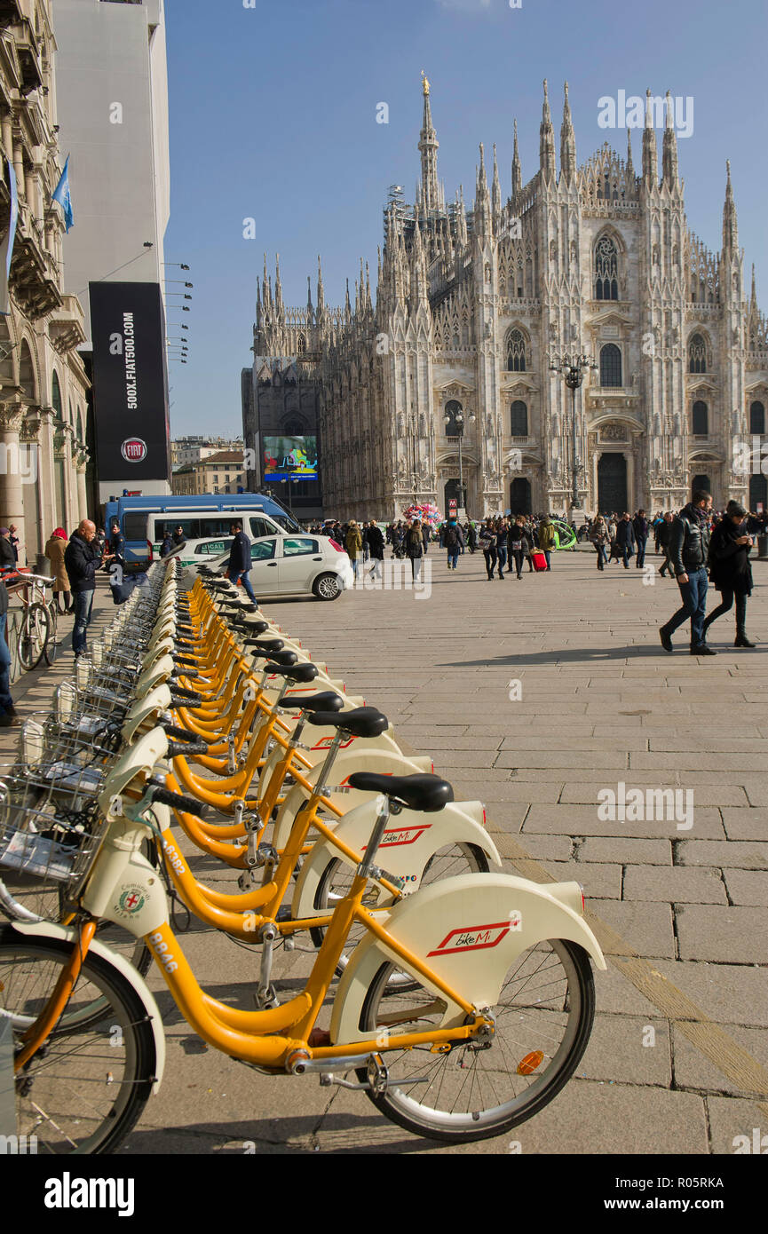 Italia, Mailand, Biciclette in Piazza Duomo. Bike Sharing. Stockfoto