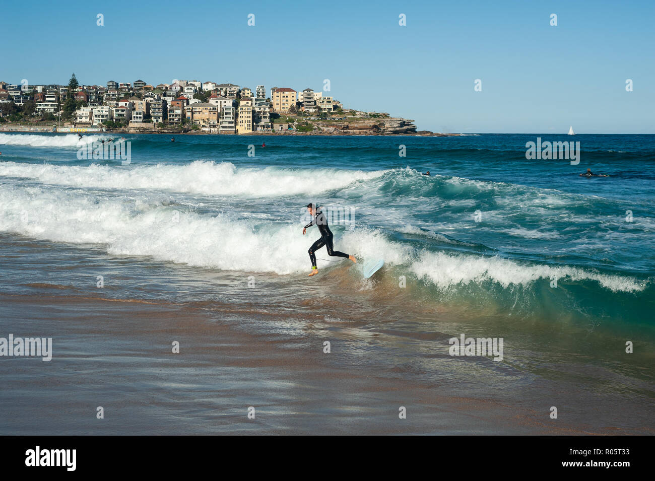 Sydney, Australien, ein Surfer am Bondi Beach Stockfoto