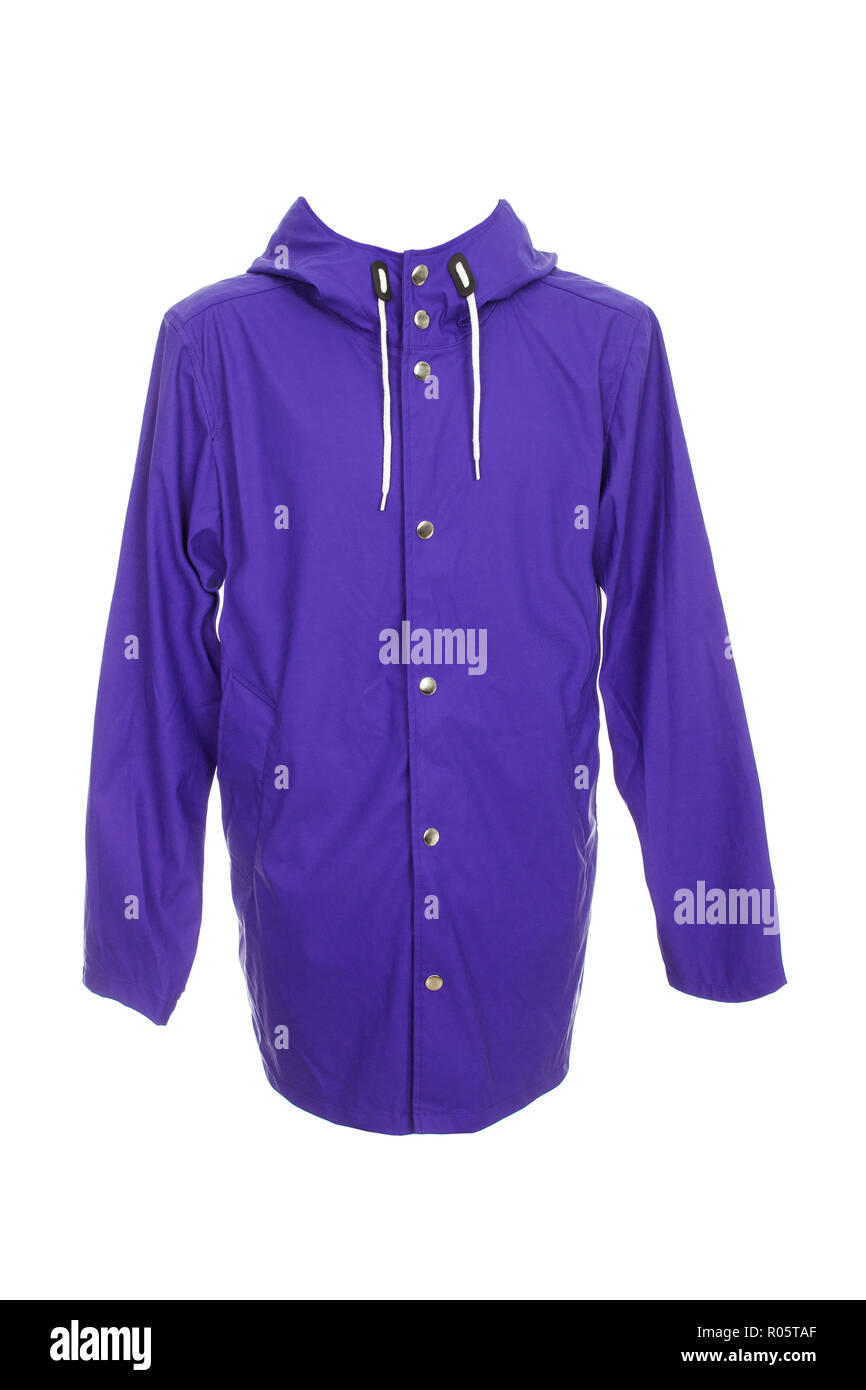 Purple Rain Fell auf weißem Hintergrund. Kleidung zum Wandern im Regen, Verschleiß klassik Regenmantel über den weißen Hintergrund isoliert Stockfoto