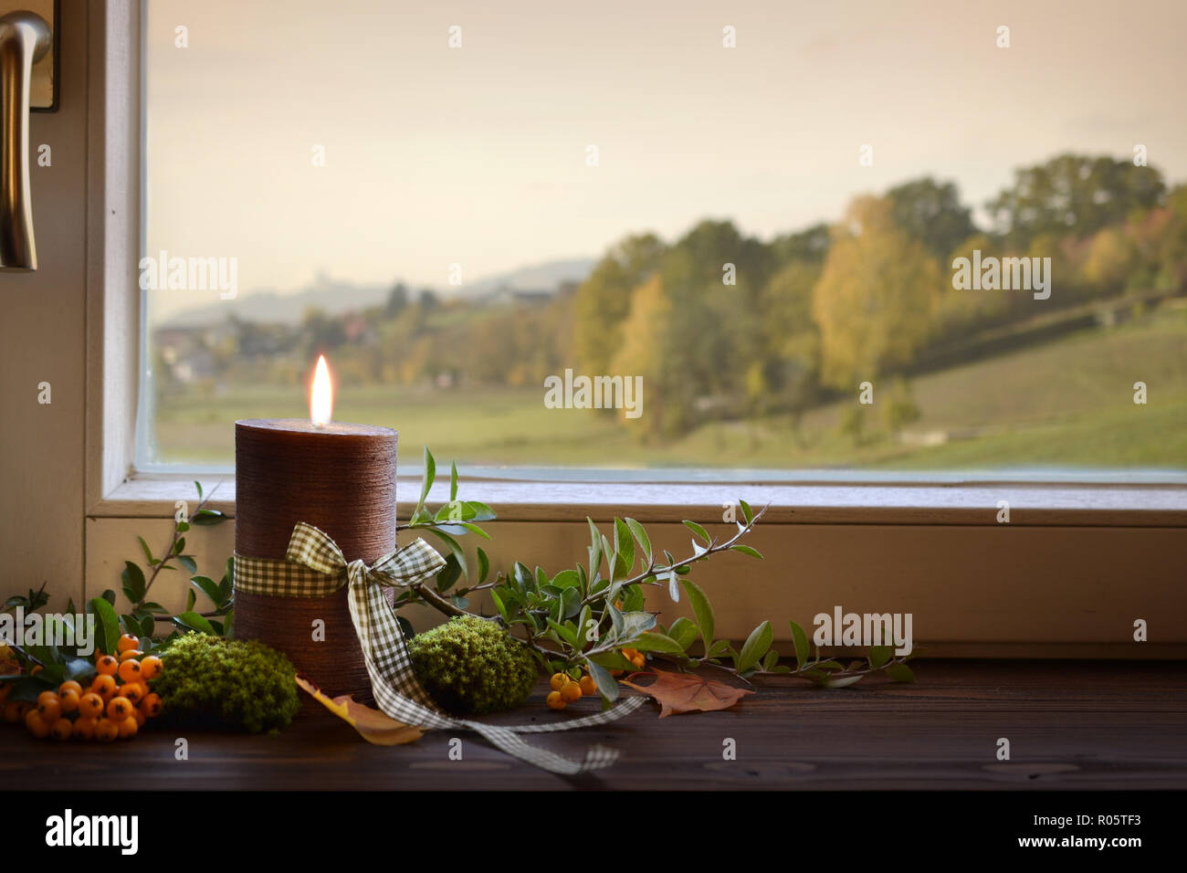 Herbst Kerze Fenster Saison ändern Stimmung dekorieren Stockfoto Herbst Kerze Fenster Saison ändern Stimmung dekorieren Stockfoto