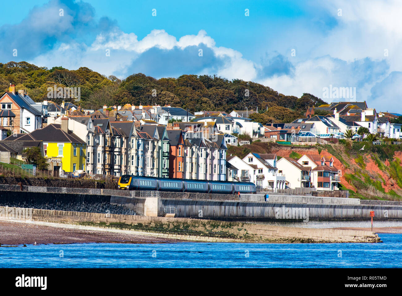 DAWLISH, Devon, Großbritannien - 26 Okt 2018: Arriva Cross Country Klasse 221 High Speed Train 221139, die entlang der Wand in Dawlish. Stockfoto