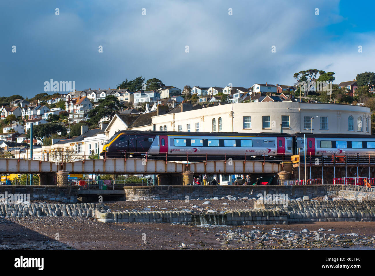 DAWLISH, Devon, Großbritannien - 26 Okt 2018: Arriva Cross Country Klasse 221 High Speed Train 221139 durch Dawlish. Stockfoto