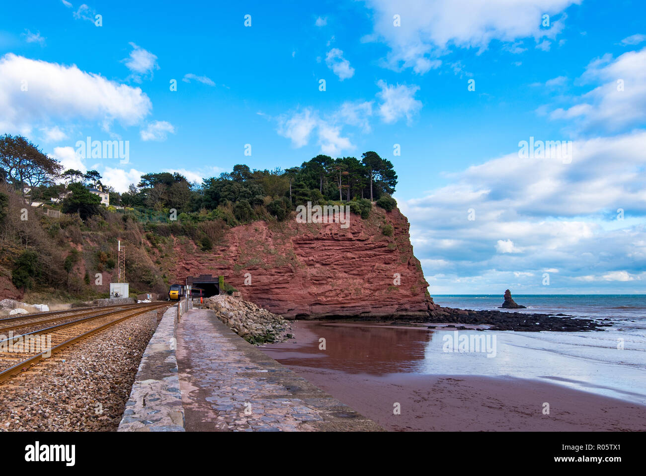 TEIGNMOUTH, Devon, UK, 28.10.2018: Arriva Cross Country Klasse 43 Hochgeschwindigkeitszug Eingabe der Parson Tunnel in der Nähe von Holcombe. Stockfoto