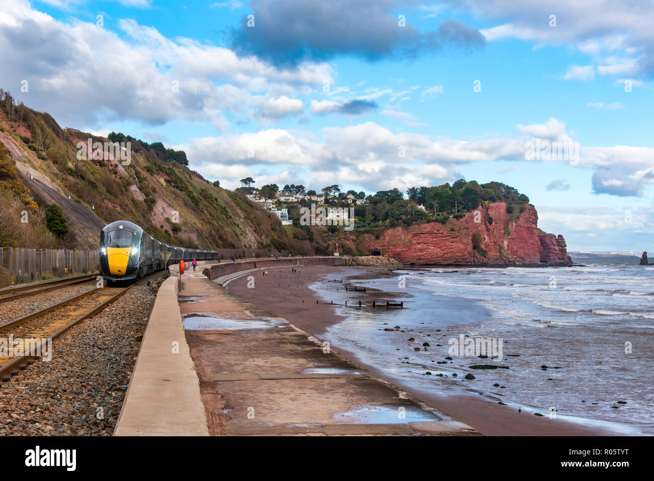 TEIGNMOUTH, Devon, UK, 28. Oktober 2018: Gwr Klasse 802 Bi-Modal Hochgeschwindigkeitszug 802009 entlang dem Meer Wand nähert Teignmouth Station. Stockfoto