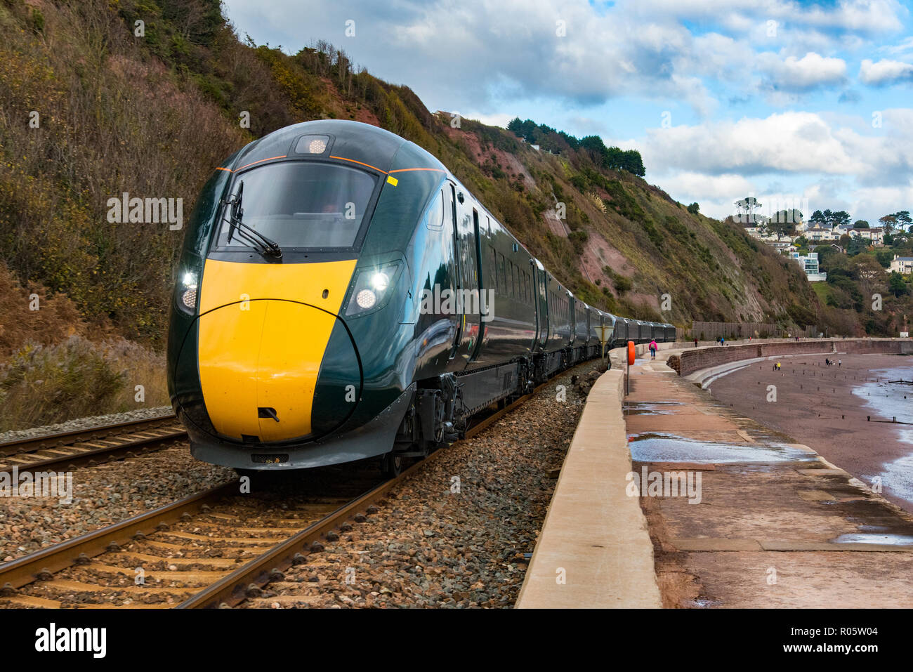 TEIGNMOUTH, Devon, UK, 28. Oktober 2018: Gwr Klasse 802 Bi-Modal Hochgeschwindigkeitszug 802009 entlang dem Meer Wand nähert Teignmouth Station. Stockfoto