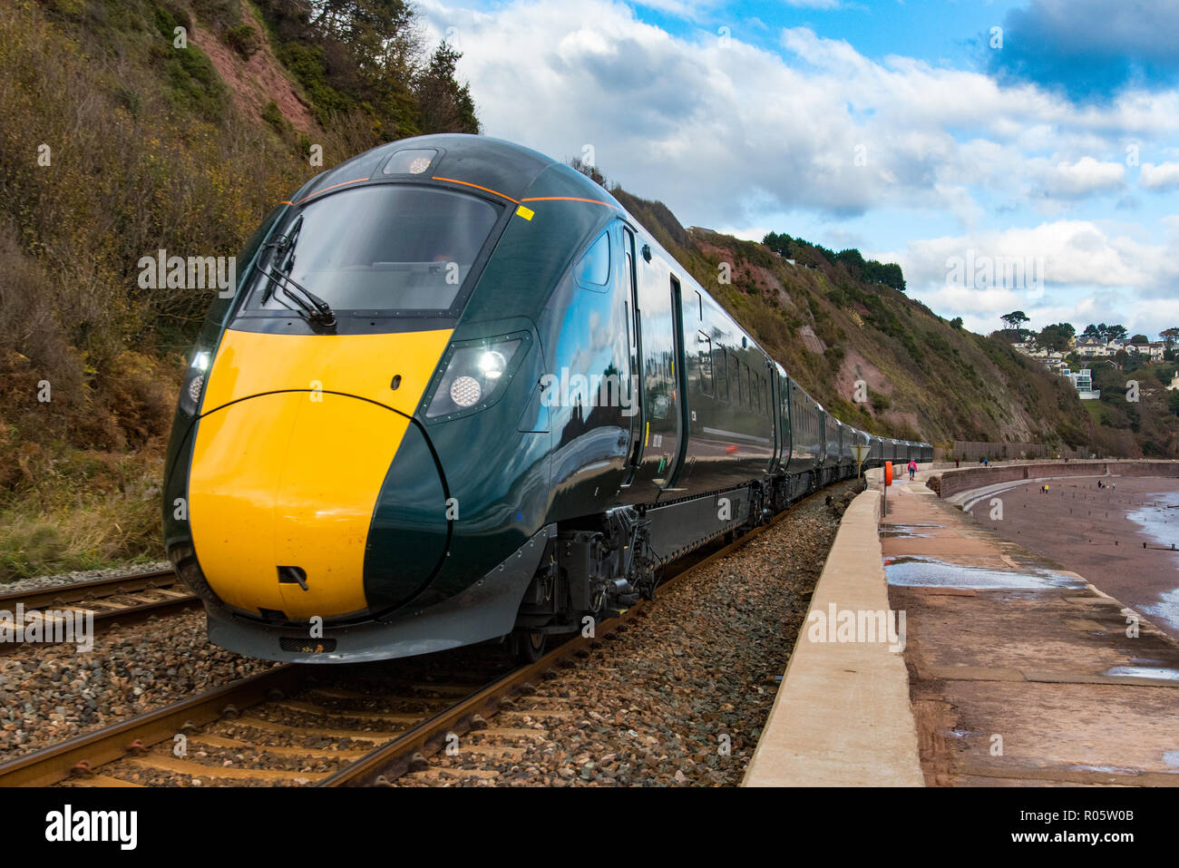 TEIGNMOUTH, Devon, UK, 28. Oktober 2018: Gwr Klasse 802 Bi-Modal Hochgeschwindigkeitszug 802009 entlang dem Meer Wand nähert Teignmouth Station. Stockfoto