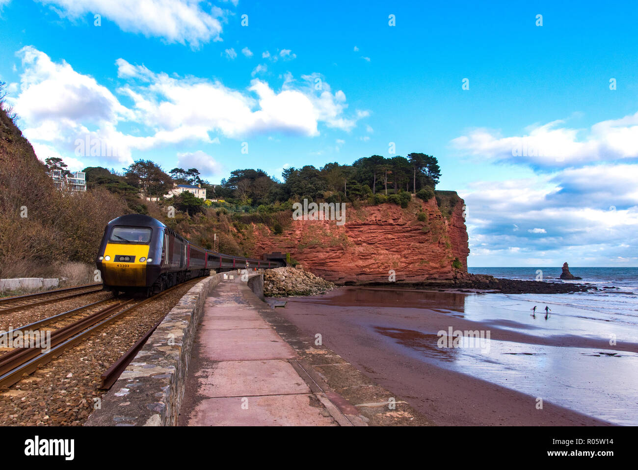 TEIGNMOUTH, Devon, UK, 28.10.2018: Arriva Cross Country Klasse 43 Hochgeschwindigkeitszug verlassen Der Parson Tunnel in der Nähe von Holcombe. Stockfoto
