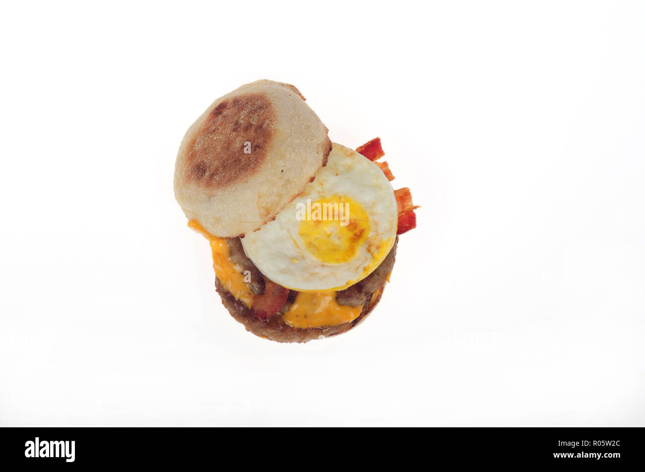 McDonalds neue Triple Stack Egg mcmuffin w/2 Würstchen 2 Streifen Speck 2 Scheiben American Käse auf Englisch Muffin von oben Stockfoto