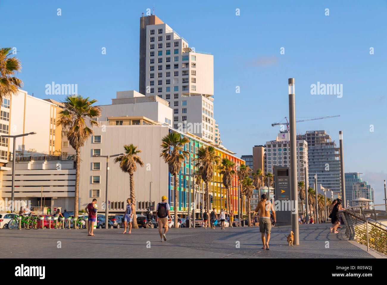 Tel Aviv-Jaffa, Israel - 6 Juni, 2018: Blick von der Strandpromenade von Tel Aviv mit Hotels, Residenzen und Menschen rund um Walking und Freibad Stockfoto