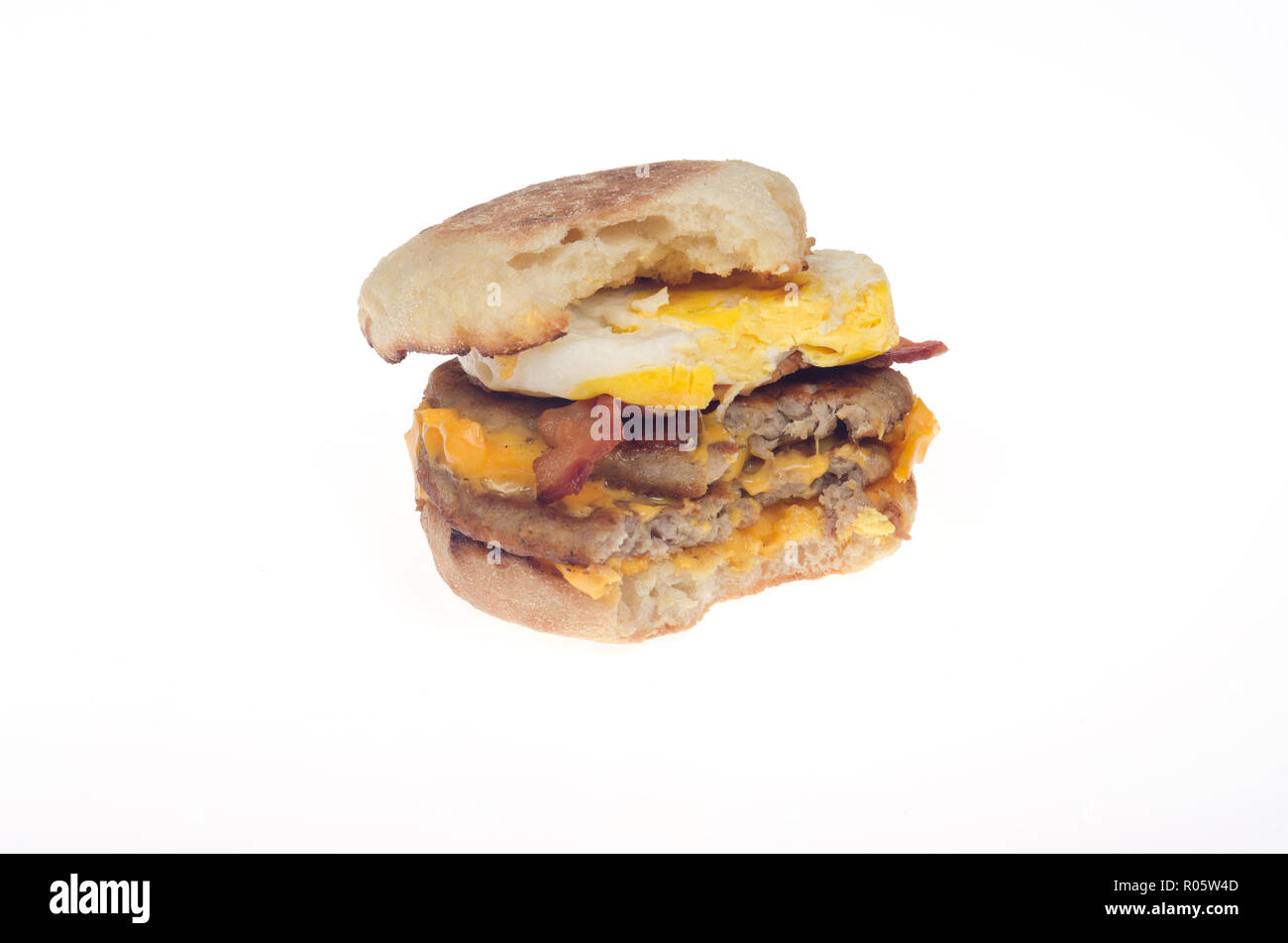 McDonald's neue Triple Stack Egg Mcmuffin Breakfast Sandwich w/2 Würstchen 2 Streifen Speck 2 Scheiben American Käse & Bissen auf Englisch genommen Stockfoto