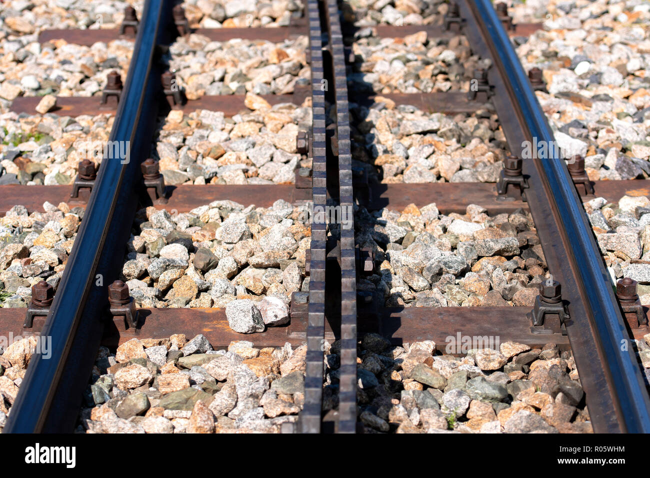 Nahaufnahme einer Eisenbahnschiene mit einem Rack Stockfoto