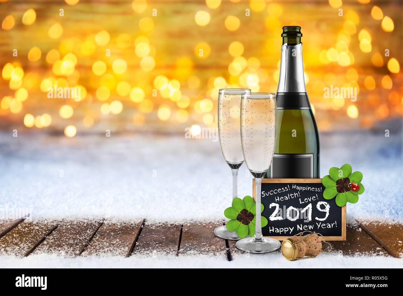 Flasche Champagner mit Brille Kork und blackboard Frohes neues Jahr 2019 Grußkarte auf hölzernen Planken vor hell golden warm bokeh Licht bac Stockfoto