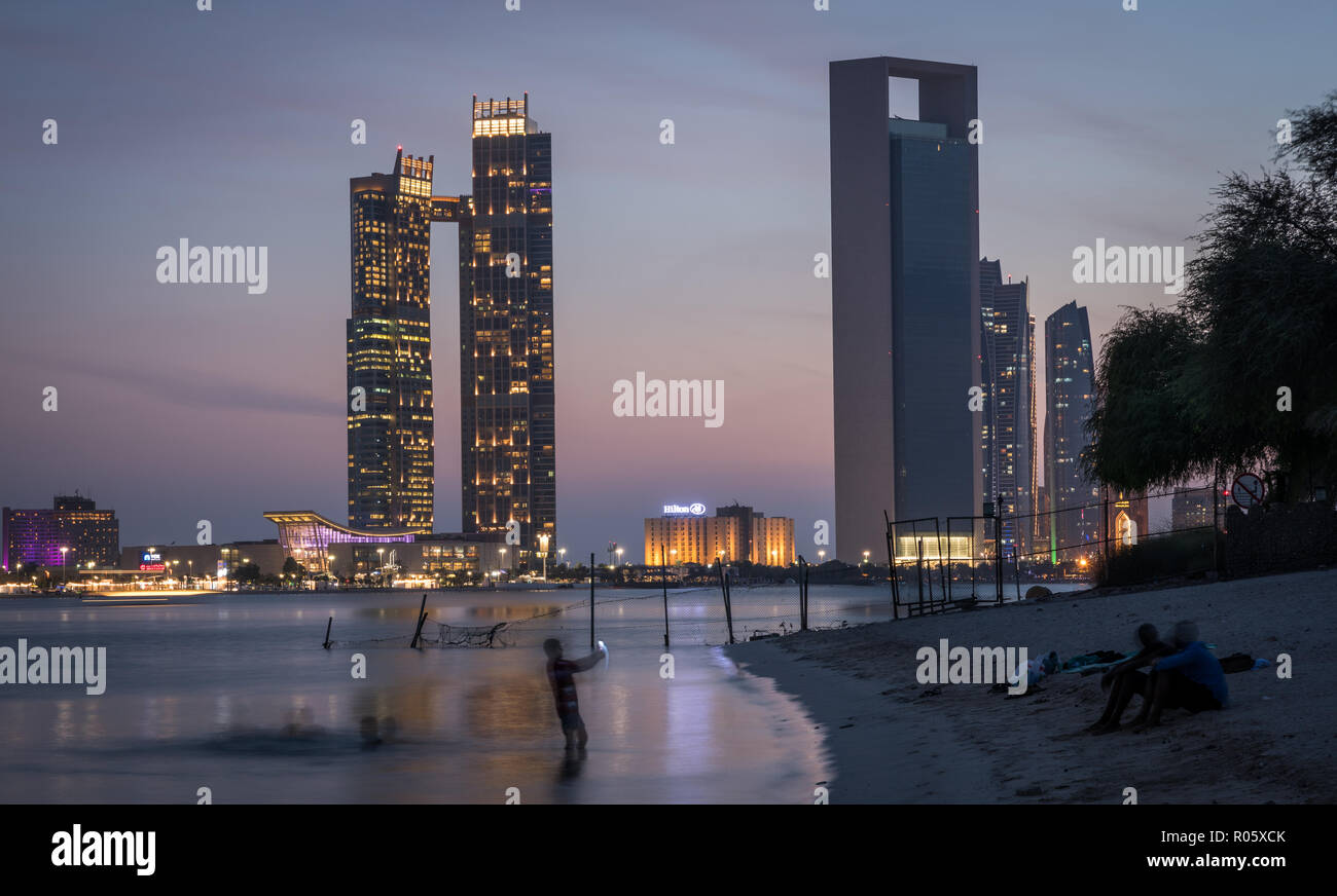 Abu Dhabi Seascape, Hochhäuser von Abu Dhabi Stadt bei Moody Abend Stockfoto
