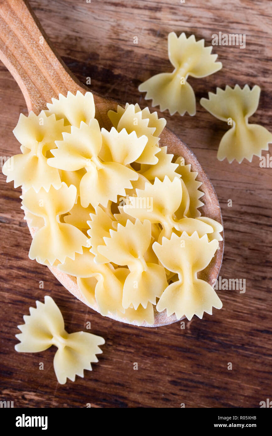 Teigwaren in Holzlöffel closeup Stockfoto
