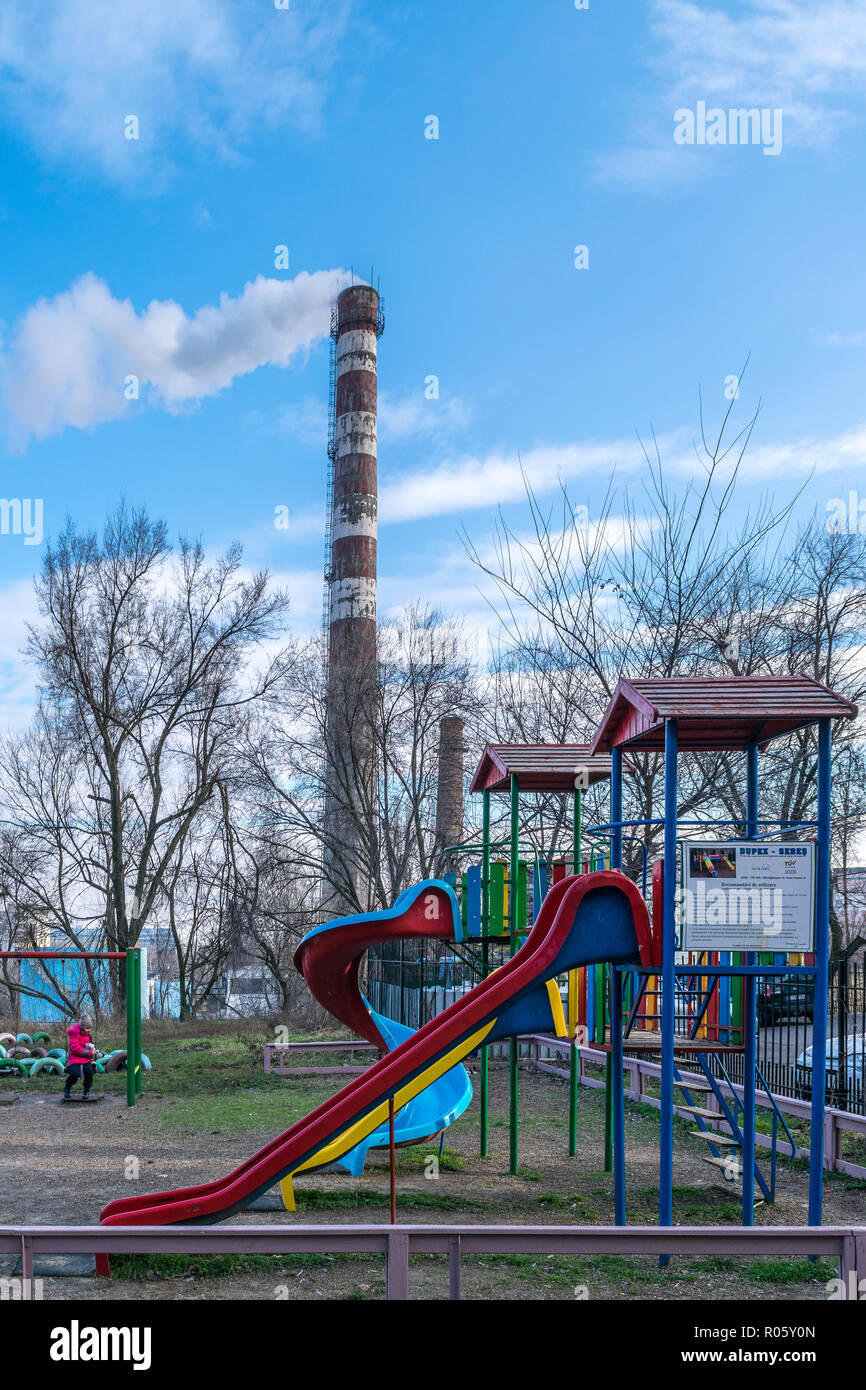 CHISINAU, Moldawien - 31 Dezember, 2017: ein Spielplatz in der Nähe einem thermo-elektrischen power station. Stockfoto