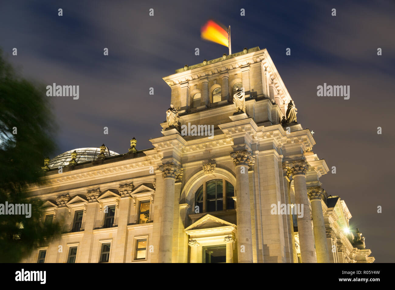Reichstag mit Winkenden deutsche Fahne in der Nacht, Regierungsviertel, Detail, Berlin, Deutschland Stockfoto