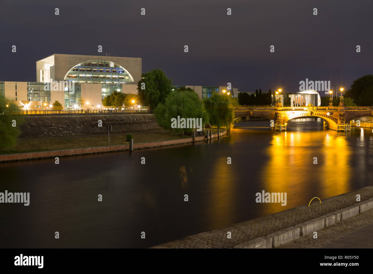 Regierungsviertel Berlin bei Nacht mit Bundeskanzleramt und Spree, Berlin, Deutschland Stockfoto
