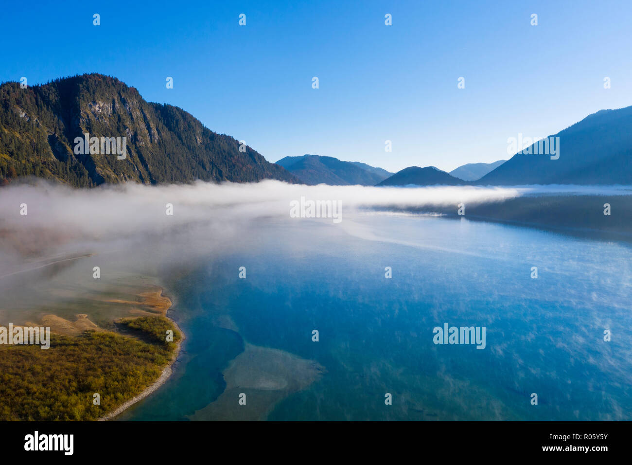 Nebel am See Sylvenstein, Sylvenstein Stausee, drone Bild, Lenggries, Isarwinkel, Oberbayern, Bayern, Deutschland Stockfoto