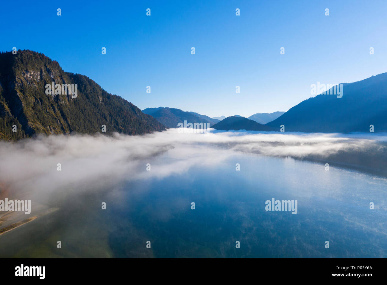 Nebel am See Sylvenstein, Sylvenstein Stausee, drone Bild, Lenggries, Isarwinkel, Oberbayern, Bayern, Deutschland Stockfoto