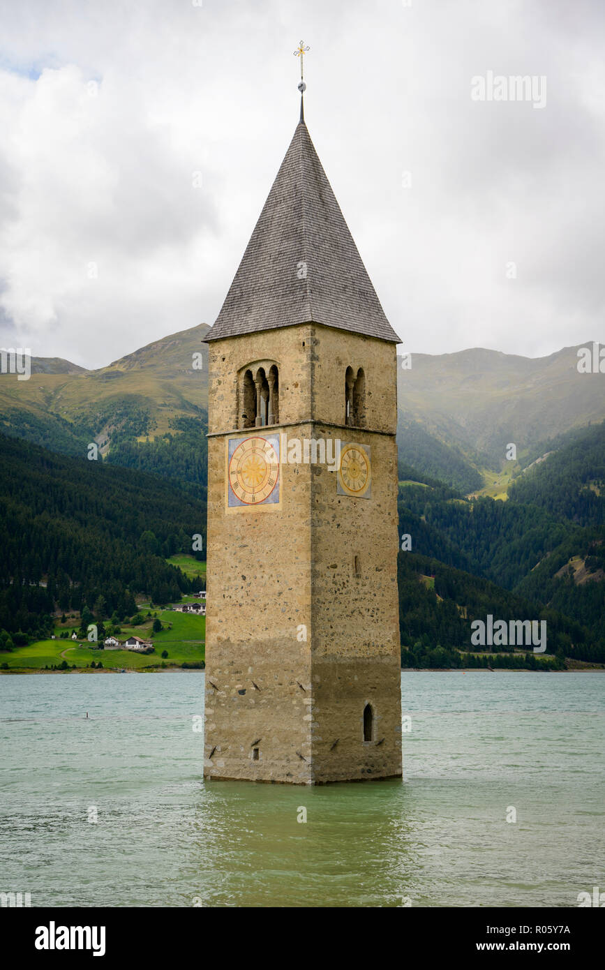 Kirchturm von alt-graun im Reschensee Reservoir, Graun im Vinschgau, Südtirol Provinz, Trentino-Südtirol, Italien Stockfoto