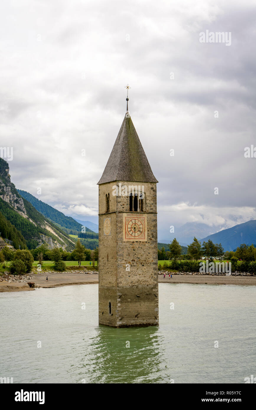 Kirchturm von alt-graun im Reschensee Reservoir, Graun im Vinschgau, Südtirol Provinz, Trentino-Südtirol, Italien Stockfoto