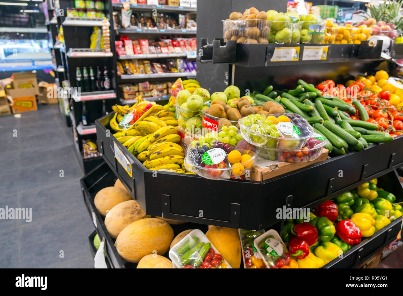 Tel Aviv, Israel - 6 Juni, 2018: verschiedene Gemüse in ein Lebensmittelgeschäft in Tel Aviv, Israel verkauft. Die meisten Obst und Gemüse in Israel verbraucht werden pro Stockfoto